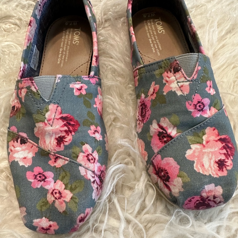 Toms Classic Grey Pink Floral.  Used, still has original box and sticker! 🩷🩷